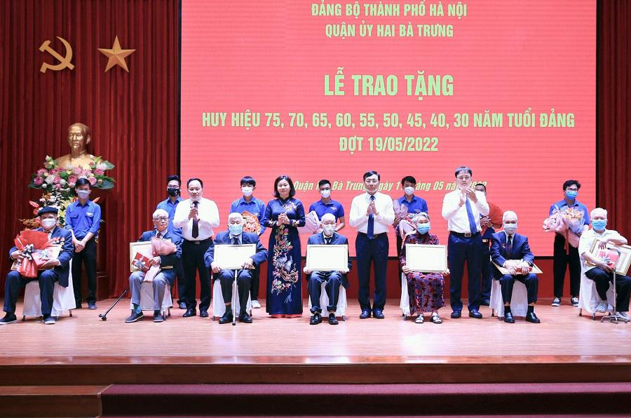 Hà Nội có 6 625 đảng viên được nhận Huy hiệu của Đảng
